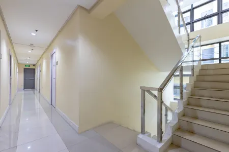 Baymont Suites & Residences Отели рядом с достопримечательностью «Нешнел Шрайн оф Ауэр Мотер оф Перпечуал Хелп»