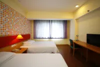 Homeinn Hotel (Dandong Railway Station New Mart Commercial Street Yalu River Bank) Hotels in Dandong
