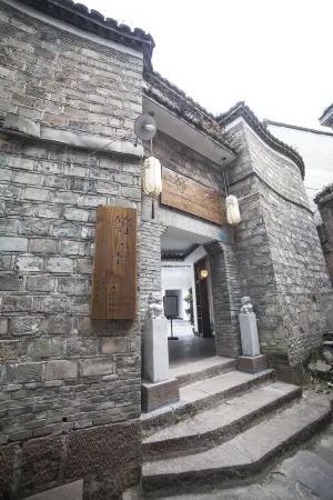 Fenghuang Dengli Courtyard Inn (East Gate of the Ancient City)
