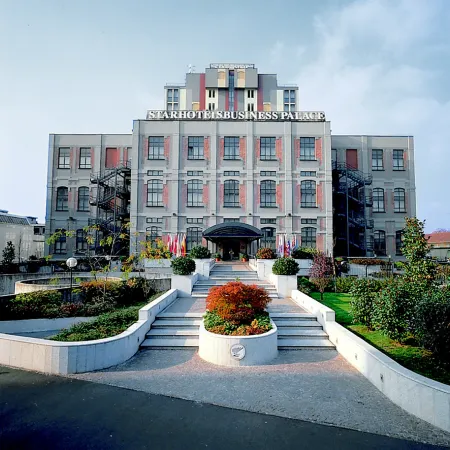 Starhotels Business Palace Отели рядом с достопримечательностью «Универмаг Excelsior»
