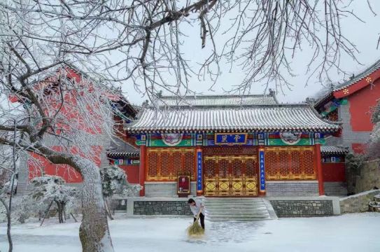 윈차오 호텔의 현대적인 로비 전경