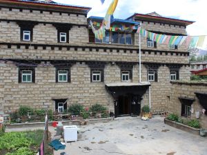 Xueyu Shenfeng Tibetan Hostel