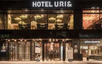 Hotel Uri& Hotel dekat Star City Mall
