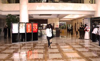There is a large lobby with people walking through the floor and into another room in the hotel at Guohui Hotel (Fuzhou Jinfeng Hotel)