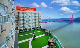 Hongqiao Holiday Hotel