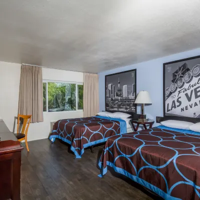Super 8 by Wyndham Las Vegas North Strip/Fremont St. Area Отели рядом с достопримечательностью «Станция монорельсовой дороги SLS»