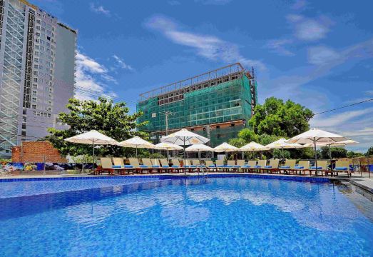 리젤 호텔 나 트랑 야외 수영장 전경