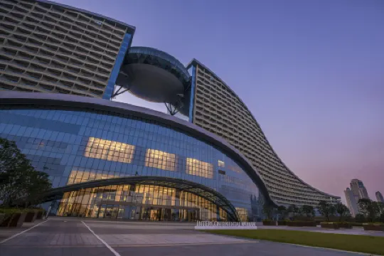 InterContinental Hotels WUHAN by IHG Отели рядом с достопримечательностью «Wuhan International Expo Center»