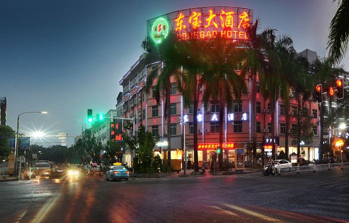 Dongbao Wenquan Grand Hotel (Ruili Caifu Plaza)