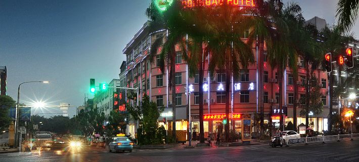 Dongbao Wenquan Grand Hotel (Ruili Caifu Plaza) Отели в г. Жуйли