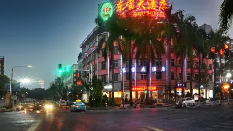 Dongbao Wenquan Grand Hotel (Ruili Caifu Plaza) in Ruili