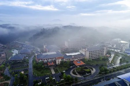 Rezen Hotel Heyi Отели рядом с достопримечательностью «Red Army Slogan Museum»