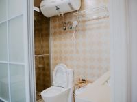 上海如意阁特色民宿 - 橙光阳台阳光大床房