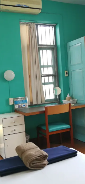 ห้องเตียงแฝดพร้อมเครื่องปรับอากาศ