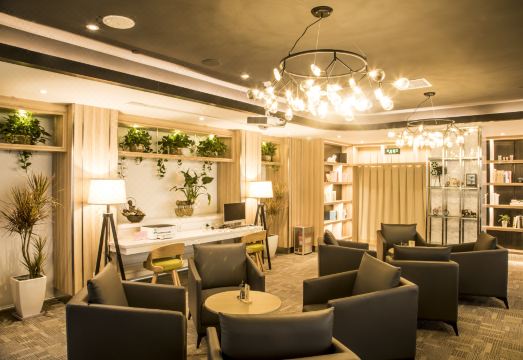 골든 오아시스 호텔의 넓고 편안해 보이는 침대 이미지