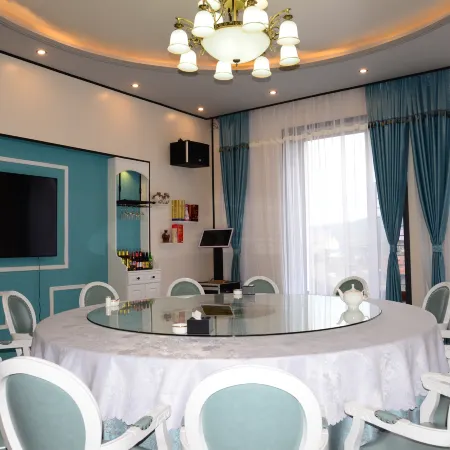 home alone in Hong Li