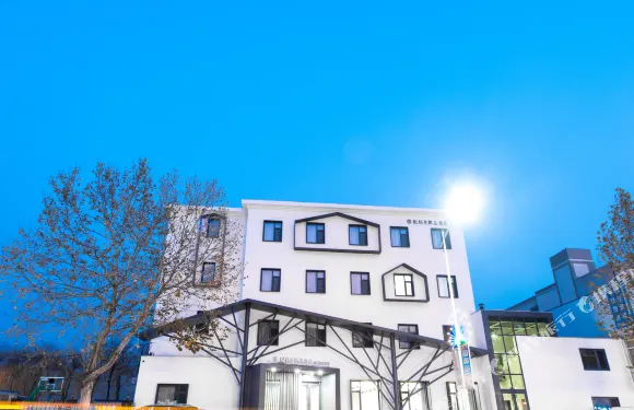 岫巖松格里精品酒店