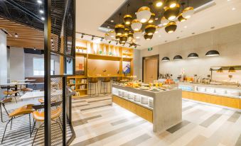 Atour Hotel (Shanghai Hongqiao National Exhibition Center, Beixinjing Metro Station)