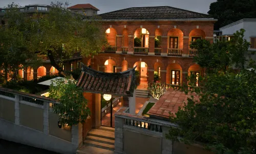 LEE MANOR HOTEL