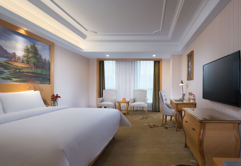 비엔나 인터내셔널 호텔의 조식 뷔페가 차려진 레스토랑 이미지