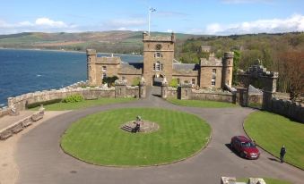 Afon Duad Inn and Dolau Cottage