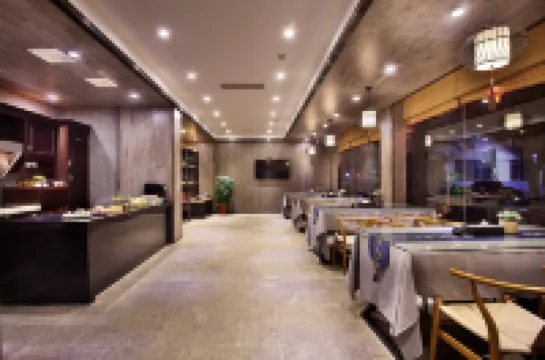 Secret Garden Lakefront Hotel