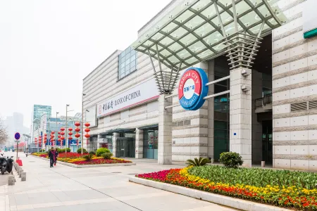 Floral Hotel·Qiyue Hotel (Qingdao Olympic Sailing Center May 4th Plaza store) Отели рядом с достопримечательностью «Qingdao Administrative Institute»