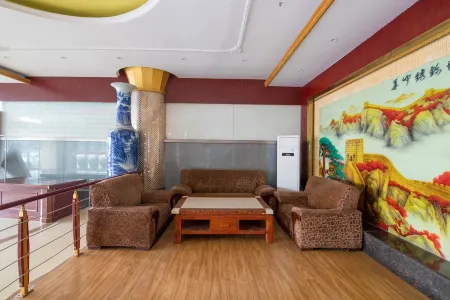 Xinjulong Hotel Отели рядом с достопримечательностью «Zhongyi Cultural Park Scenic Area»