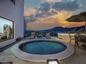 Floral Hotel Tengchong Jingxin Valley Hot Spring Panoramic Inn (Heshun Ancient Town Branch)