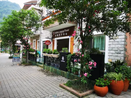 Pengzhou Qianyu Huakai Chinese Inn Отели рядом с достопримечательностью «Bailu Monastery»