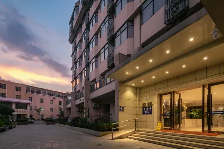 Guandu Hotel (East Building) Отели рядом с достопримечательностью «Kunming University (West to Kunming Soil and Fertilizer Workstation)»