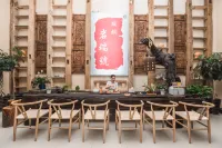 Yichenwei Binjiang Hotel (Xishuangbanna Splashing Plaza)