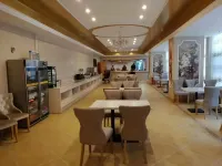 Vienna International Hotel (Hubei Yichang East Railway Station Wuyi Square)