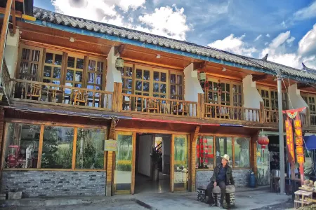 Caohai Hotel Отели рядом с достопримечательностью «Zouhun Bridge (Walking Marriage Bridge)»