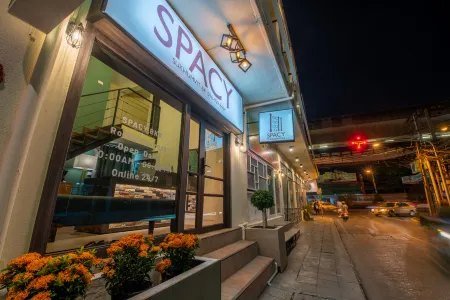 Spacy BKK Отели рядом с достопримечательностью «Regent Home 9 Condo»