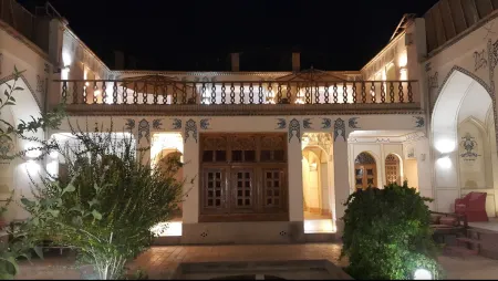 Isfahan Traditional Hotel Отели рядом с достопримечательностью «Хашт-бехешт»