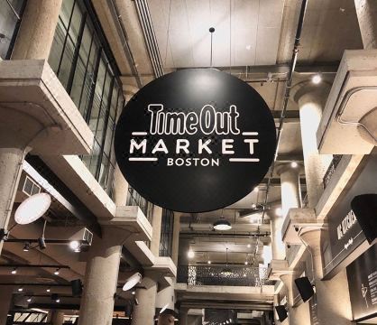 포 시즌스 호텔 원 달턴 스트리트 보스턴의 아름다운 실내 수영장 이미지