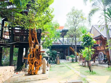 Sunny Stone Villa Отели рядом с достопримечательностью «Wat Maha But Temple - Mae Nak Shrine»