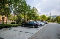 Huaxi Hotel - parking