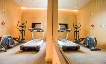 a gym with two treadmills , one on the left side and the other on the right side at Holiday Inn Express