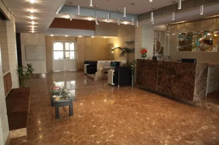 Saina Hotel Отели рядом с достопримечательностью «Тегеранский Большой Базар»