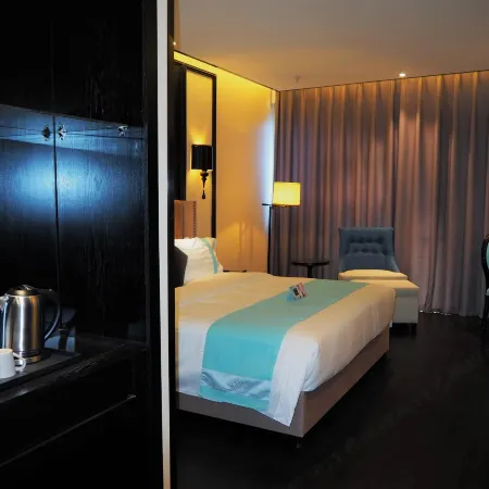 Xi'an Hotel (Yining  Feijichang Road Liuxing Street )