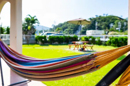 Anelani House Отели рядом с достопримечательностью «National Institute of Information and Communications Technology Okinawa Electromagnetic Wave Technol»
