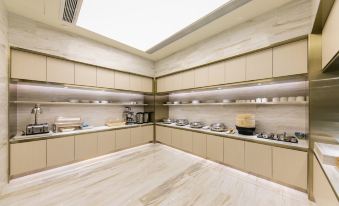 There is a spacious kitchen in the middle of the room, featuring large windows and an open doorway at Ji Hotel (Shanghai Hongqiao Shuicheng Road)