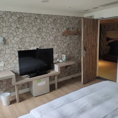 HengChang Business Hotel Nuan Nuan Exercise Park周辺のホテル