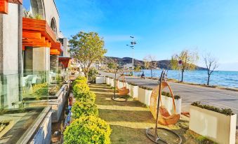 Puyue Lake-view Holiday Hotel