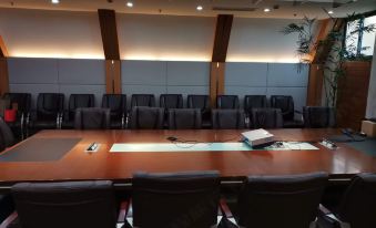 The hotel offers a spacious conference room equipped with a long table and chairs, suitable for use as a boardroom or meeting area at Maixinge Boutique Hotel (Shanghai Oriental Pearl Tower)