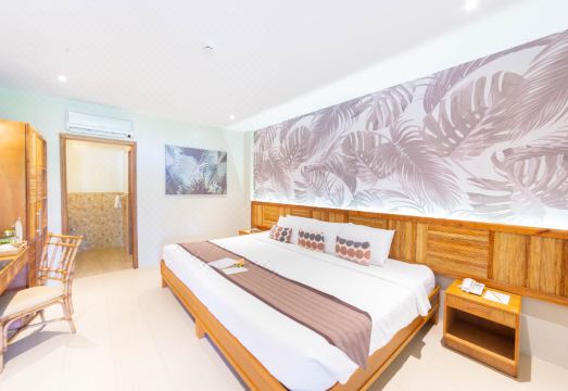 Bohol Beach Club의 야외 수영장과 해변