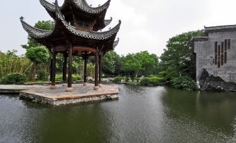 2. 홀리데이 인 익..