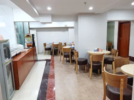 Manfei Hotel (Huamedian of Rongxian Railway Station) Отели рядом с достопримечательностью «Zhenwu Tower»